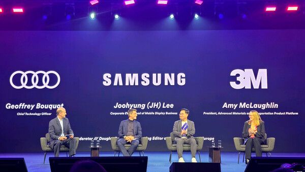 이주형 삼성디스플레이 중소형사업부장(오른쪽 두 번째)이 제프리 부코(Geoffrey Bouquot, 왼쪽 두 번째) 아우디(Audi) AG 기술개발 이사회 멤버 및 에이미 맥러플린(Amy McLaughlin, 오른쪽 첫 번째) 3M 첨단소재·운송제품 플랫폼 부문 사장과 함께 'IAA 모빌리티 2025' 컨퍼런스에 참석해 토론하고 있는 모습.[삼성디스플레이]