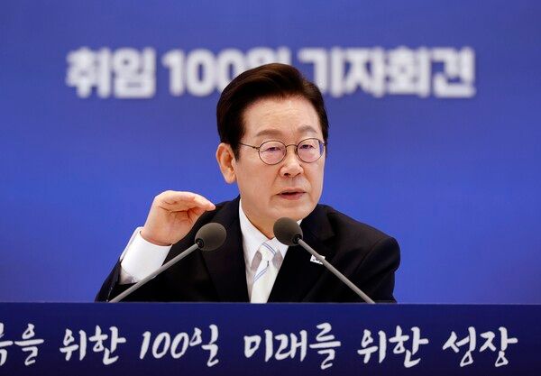 이재명&nbsp;대통령이 11일 청와대 영빈관에서 열린 취임 100일 기자회견에서 답변하고 있다. [연합뉴스]