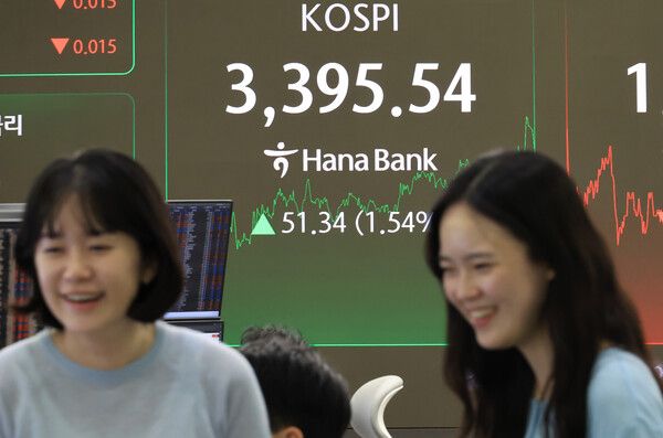 12일 서울 중구 하나은행 딜링룸 모습. [연합뉴스]