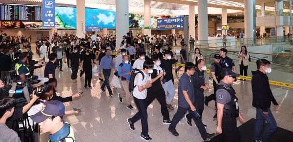 미국 이민당국에 의해 조지아주에 구금됐던 한국인 근로자들이 12일 영종도 인천국제공항 제2여객터미널 입국장을 나서고 있다.