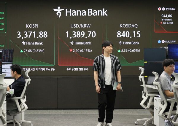 12일 서울 중구 하나은행 딜링룸 모습. [연합뉴스]