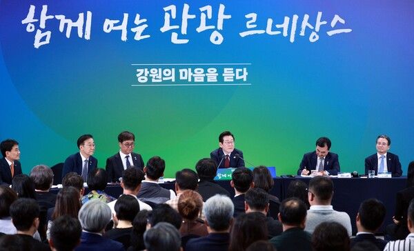 이재명 대통령이 12일 강원도 춘천시 강원창작개발센터에서 지역 토론회 '강원의 마음을 듣다' 타운홀 미팅을 하고 있다.