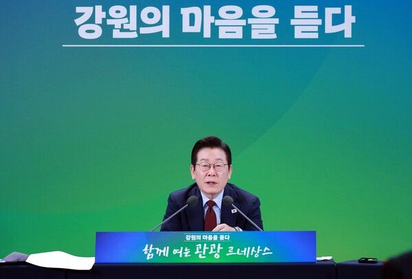 이재명 대통령이 12일 강원도 춘천시 강원창작개발센터에서 열린 지역 토론회 '강원의 마음을 듣다' 타운홀 미팅에서 질문에 답변하고 있다. [이하 연합뉴스]
