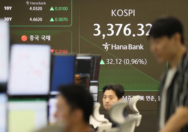 12일 서울 중구 하나은행 딜링룸 모습. [연합뉴스]