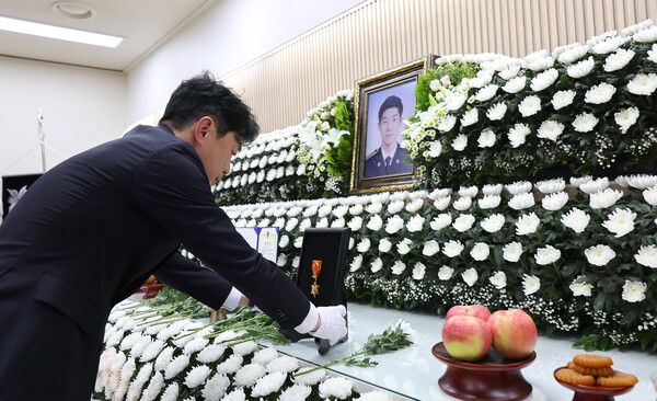 강훈식 대통령비서실장 12일 인천 동구의 한 장례식장에 마련된 해양경찰관 고(故) 이재석 경사 빈소를 찾아 훈장을 추서하고 있다. [연합뉴스]