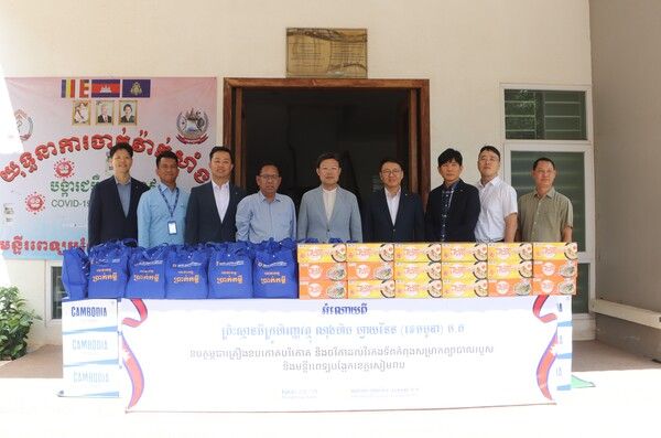 농협은행 이청훈 글로벌사업부문 부행장이 인도 노이다 지점을 방문하여 시재검사를 하고 있다. [NH농협은행]