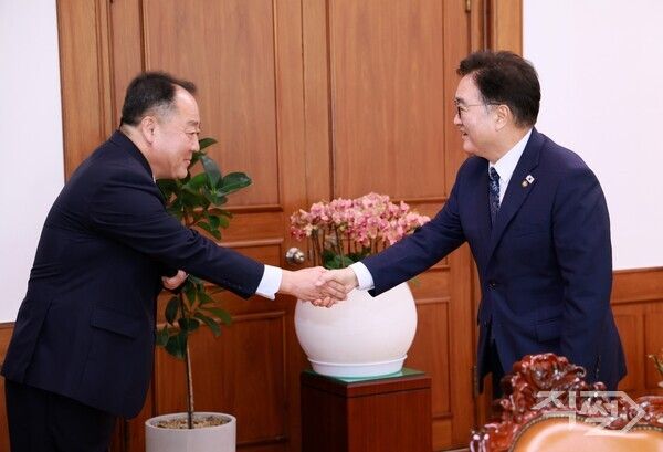 악수하는 우원식 국회의장(오른쪽)과 손인혁 헌재 사무처장. [국회]