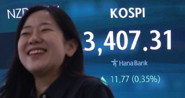 15일 서울 중구 하나은행 딜링룸 모습. [연합뉴스]