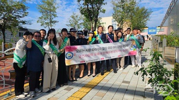 미성년자 대상 범죄 예방 등굣길 안심 캠페인 기념촬영 모습. [고령교육지원청]