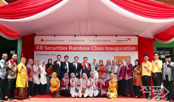 김성현 KB증권 대표이사(왼쪽 열 한번째)&nbsp;및 임직원들이 지난&nbsp;10일 인도네시아 알 라흐마 사립학교에서 학교 관계자들과 함께&nbsp;KB증권&nbsp;‘무지개교실’&nbsp;완공식을 진행하며 기념촬영을 하고 있다. [KB증권]