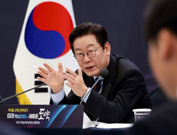 이재명 대통령이 15일 서울 성북구 한국과학기술연구원(KIST)에서 열린 제1차 핵심규제 합리화 전략회의에서 참석자들과 토론하고 있다. [연합뉴스]