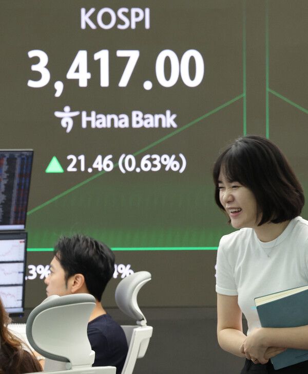 15일 서울 중구 하나은행 딜링룸 모습. [연합뉴스]