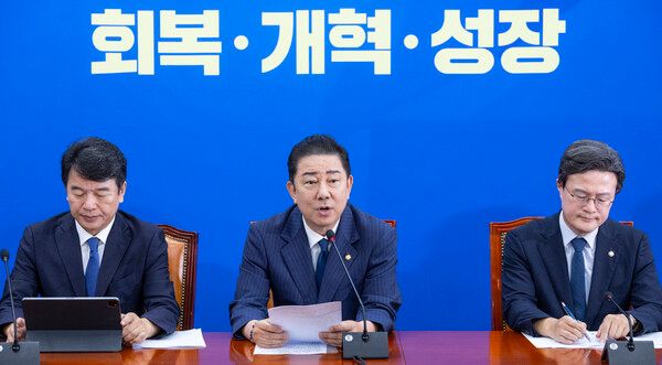 더불어민주당 김병기 원내대표(가운데)가 16일 국회에서 열린 원내대책회의에서 정기국회 회기 내 정부조직법 처리에 대한 발언을 하고 있다. [연합뉴스]