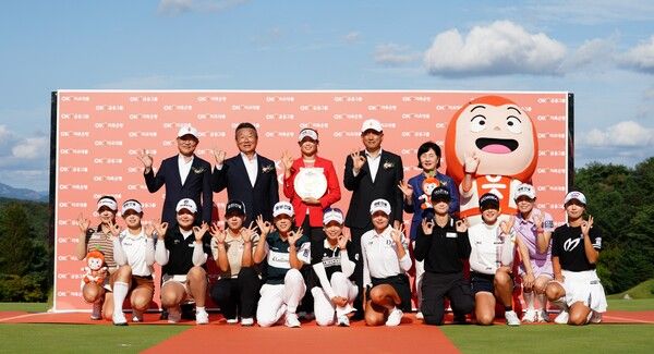 지난 14일 종료된 ‘제15회 OK저축은행 읏맨 오픈’에서 최윤 OK금융 회장(맨 뒷줄 왼쪽 두번째)과 OK골프장학생 출신 우승자 방신실 선수(뒷줄 왼쪽 세번째)를 비롯한 대회 관계자 및 참여선수들이 기념촬영을 하고 있다. [OK금융]