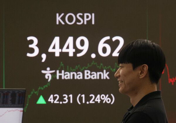 16일 서울 중구 하나은행 딜링룸 모습. [연합뉴스]