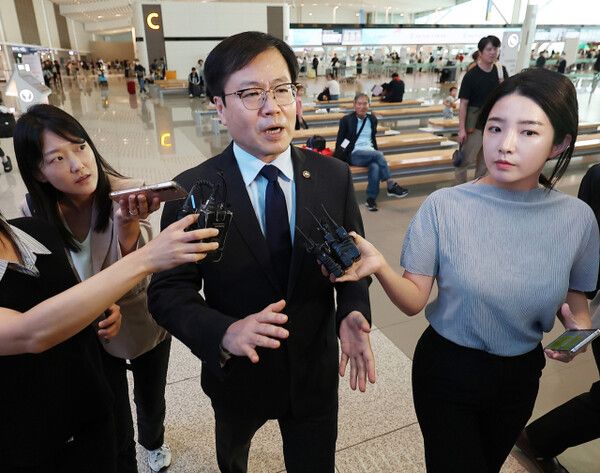 여한구(가운데) 산업통상자원부 통상교섭본부장이 15일 미국과의 관세 협상 후속 협의를 위해 인천국제공항 제2터미널 출국장으로 향하며 취재진 질문에 답하고 있다. [연합뉴스]