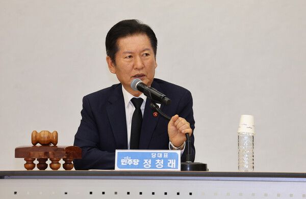 17일 오전 제주시 봉개동 4·3평화공원에서 열린 더불어민주당 최고위원회의에서 정청래 대표가 발언하고 있다. [연합뉴스]