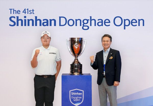 지난14일 후원협약을 체결하며 (사진 오른쪽)진옥동 신한금융그룹 회장과 유민혁 선수가 기념촬영을 하고 있다. [신한금융그룹]