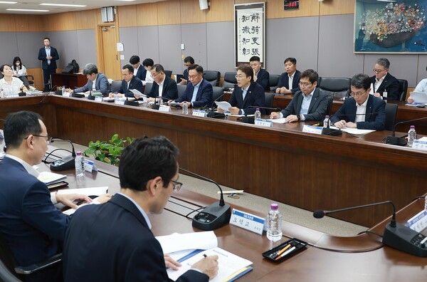 지난 8월 19일 서울 종로구 정부서울청사에서 열린 중대재해 관련 금융부문 대응 간담회. [연합뉴스]