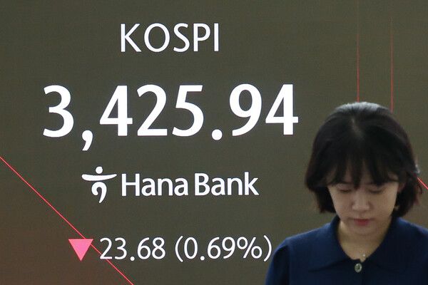 17일 서울 중구 하나은행 딜링룸 모습. [연합뉴스]