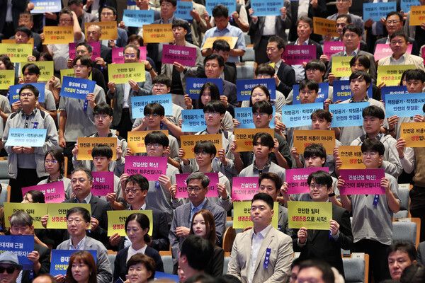 지난 8월 27일 서울 강남구 건설회관에서 열린 건설의 날 기념식에서 참석자들이 건설 현장 중대재해 근절과 안전 문화 혁신을 위한 결의문 낭독을 하고 있다. [연합뉴스]