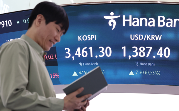 18일 서울 중구 하나은행 딜링룸 모습. [연합뉴스]