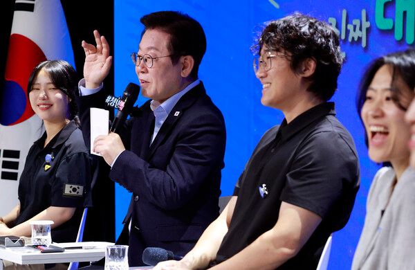 이재명 대통령이 19일 서울 마포구 구름아래 소극장에서 열린 2030 청년 소통·공감 토크콘서트에서 발언하고 있다. [연합뉴스]