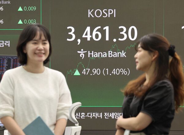 19일 서울 중구 하나은행 딜링룸 모습. [연합뉴스]