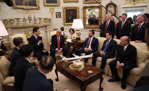 이재명 대통령과 도널드 트럼프 미국 대통령이 25일(현지시간) 미국 워싱턴DC 백악관에서 정상회담을 하고 있다. [연합뉴스]