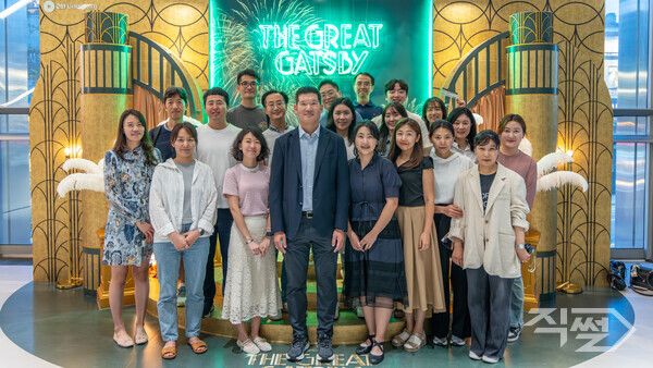 허윤홍 GS건설 대표(사진 가운데)가 GS아트센터에서 뮤지컬 위대한 개츠비 관람에 앞서, 공연장을 찾은 직원들과 함께 기념사진을 찍고 있다. [GS건설]