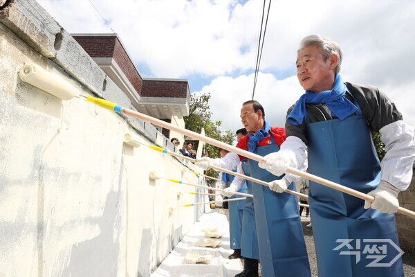 강호동 농협중앙회장(오른쪽)이 2일 충북 영동군 학동리에서 담장 도색 작업을 하며 주거환경 개선 활동을 펼치고 있다. [농협중앙회]
