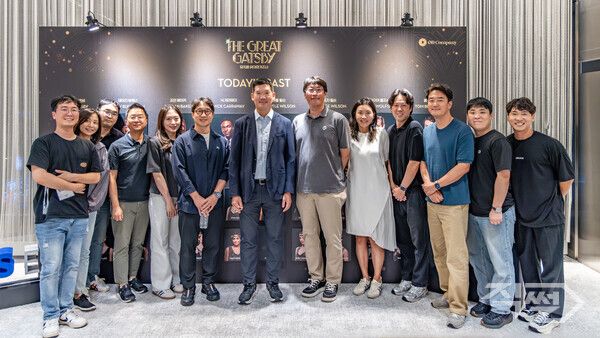 허윤홍&nbsp;GS건설 대표(가운데)가 GS아트센터에서 공연장을&nbsp;찾은&nbsp;직원들과&nbsp;함께&nbsp;기념사진을 촬영하고 있다. [GS건설]&nbsp;