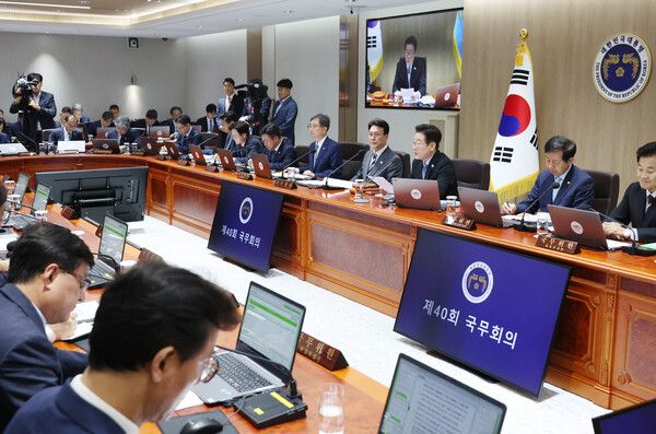이재명 대통령이 2일 용산 대통령실에서 국무회의를 주재하고 있다. [연합뉴스]