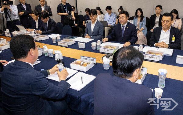 윤호중 행정안전부 장관이 2일 국회에서 열린 국회 행정안전위원회와 가진 당정에서 신정훈 위원장을 비롯한 의원들에게 인사말을 하고 있다. [연합뉴스]