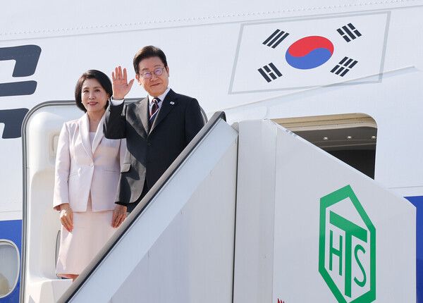 한일정상회담을 마친 이재명 대통령과 부인 김혜경 여사가 8월 24일 일본 도쿄 하네다 공항에서 공군1호기에 올라 인사하고 있다. [연합뉴스]