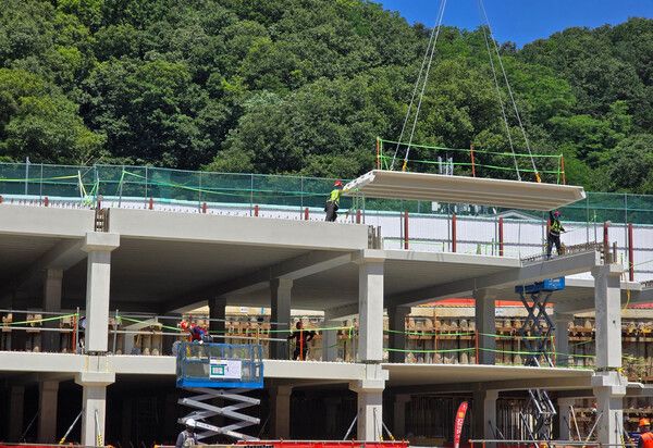 롯데건설이 공동주택 현장에서 PC 공법을 활용해 지하 주차장을 시공하고 있다. [롯데건설]