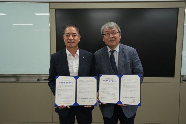 신협 우욱현 관리이사(왼쪽), 의료복지사협 임종한 회장(오른쪽)이 업무협약서를 들고 사진을 촬영하고 있다. [신협]