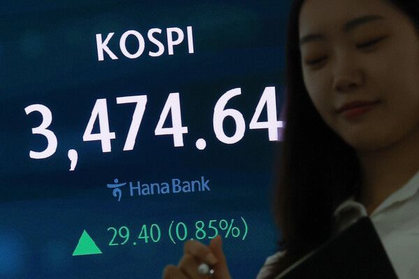 22일 서울 중구 하나은행 딜링룸 모습. [연합뉴스]