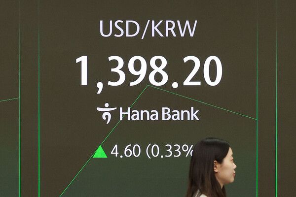 22일 서울 중구 하나은행 딜링룸 모습. [연합뉴스]