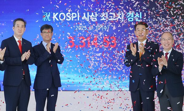 지난 10일 오후 코스피가 종가 기준 사상 최고치를 기록한 가운데 부산 남구 한국거래소에서 정은보 한국거래소 이사장을 비롯한 관계자들이 축하 세리머니를 하고 있다. [연합뉴스]