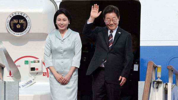 지난 6월 주요 7개국(G7) 정상회의에 참석하는 이재명 대통령이 김혜경 여사와 16일 성남 서울공항 공군 1호기에서 출국하기 전 인사하고 있다. [SBS 뉴스 갈무리]