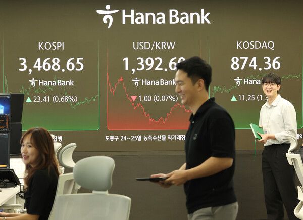 22일 서울 중구 하나은행 딜링룸 모습. [연합뉴스]