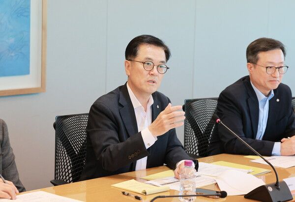 지난 18일 열린 ‘고객신뢰혁신 TF’ 출범 킥 오프 미팅에서 이경근 대표이사 사장(사진 중앙)이 발언하고 있다. [한화생명]