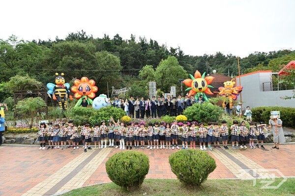 제5회 봉무공원 곤충 페스티벌 찾은 관람객들 기념촬영 모습. [대구 동구청]