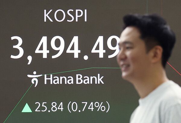 23일 서울 중구 하나은행 딜링룸 모습. [연합뉴스]