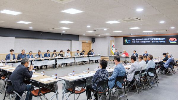 황강 광역취수장 반대 합천 군민대책위가 지난 22일 합천군청 대회의실에서 긴급회의를 하는 모습.