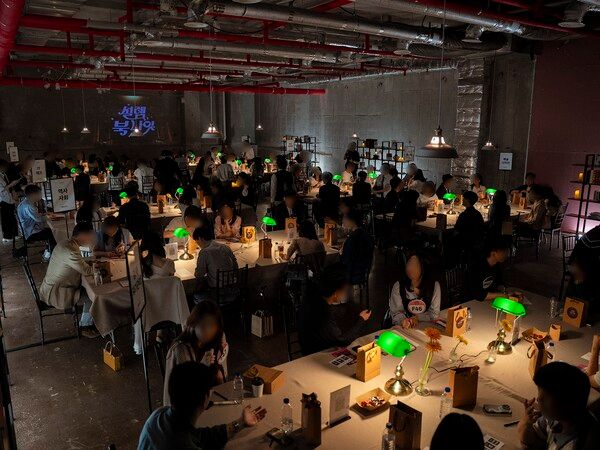 한화손해보험과 서울시가 20일 한화손해보험 한남사옥에서 개최한 ‘설렘, 북 나잇’ 행사에서 참여자들이 독서 취향을 기반으로 블라인드 데이트를 즐기고 있다. [한화손해보험]