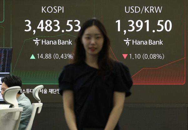 23일 서울 중구 하나은행 딜링룸 모습. [연합뉴스]