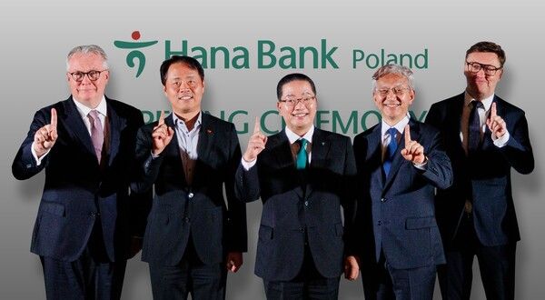 하나은행은 23일(현지시간) 폴란드 남부 최대 공업도시 브로츠와프에 지점을 개설했다. 이날 개점식에 참석한 이호성 하나은행장(사진 왼쪽에서 세번째)이 내외빈과 함께 기념 촬영을 하고 있다. 왼쪽 두번째부터 박병철 SK아이이테크놀로지 법인장, 이호성 하나은행장, 태준열 주폴란드 대한민국 대사. [하나은행]