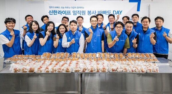지난 22일 대한적십자사 용산봉사나눔터에서 신한라이프 임직원들이 ‘사랑의 빵 나눔’ 봉사활동 후 기념 촬영을 하고 있다. [신한라이프]
